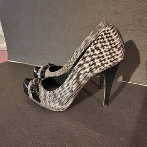 Bakers Cameron Black/White Heels 90B (left shoe need heel cover replaced)